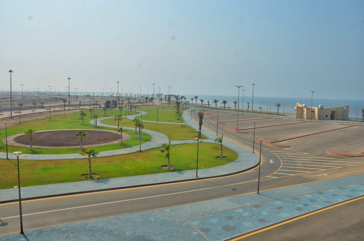 asirmunicipal's tweet photo. يعتبر مشروع #واجهة_عسير_البحرية الأكبر على ساحل عسير، حيث يزيد طوله على 4 كلم، ويضم ساحة للإحتفالات وممشى الكورنيش، وجلسات، ومطلات، وعدد من مواقع الوجبات السريعة والمطاعم والمسطحات الخضراء. https://t.co/dddB64NrC1