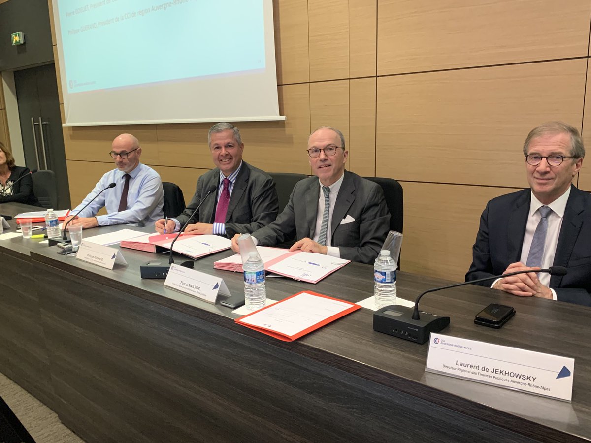 Signature de la Convention d’objectifs et de moyens entre Pascal Mailhos Préfet de région <a href="/prefetrhone/">Préfète de région Auvergne-Rhône-Alpes et du Rhône</a> et PhGuerand Pdt <a href="/CCI_ARA/">CCI Auvergne-Rhône-Alpes</a> 👉Le réseau des #CCI d’Auvergne-Rhône-Alpes, avec l’appui de l’Etat, s’engage dans une transformation majeure