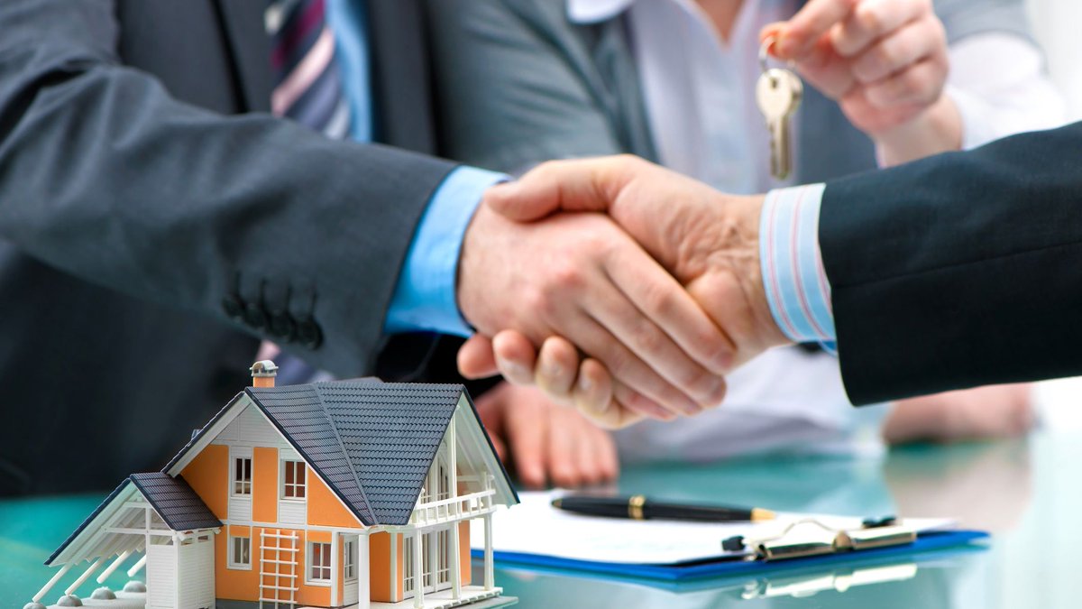 UrbanRealtyYT's tweet photo. Are you looking for some tips on buying your first home? Watch here for a weekly tip.
Weekly Tip #6: Negotiate an offer. Buyers sometime make the mistake of comparing prices in the area. An agent can help you during the negotiation to get the price. 
#whitehorse #realestate https://t.co/IHicw1cSWO