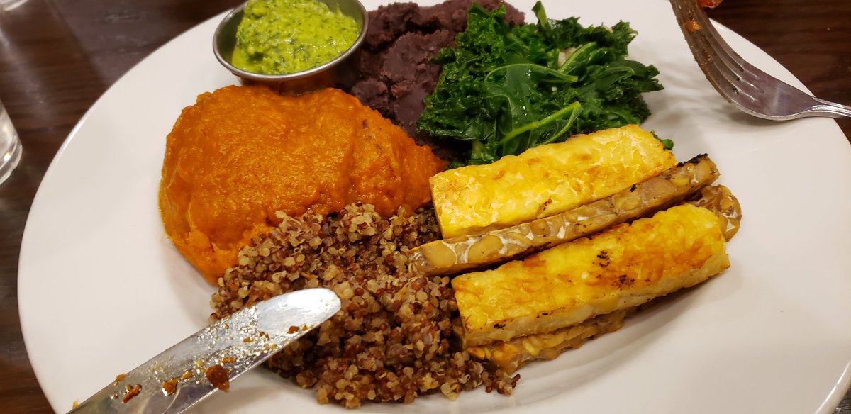 TheSquareEnix's tweet photo. The very famous @ChicagoDiner.
Could've had many things. Like their burgers, wings, beer for their Award-Winning milkshakes but instead Inopted out for something healthier. Hahaha. Everything on the menu is Vegan!
#VeganAsAMotherFucker #LessCruelty #LessEnvironmentalDamage https://t.co/vnTIkZ3HMk