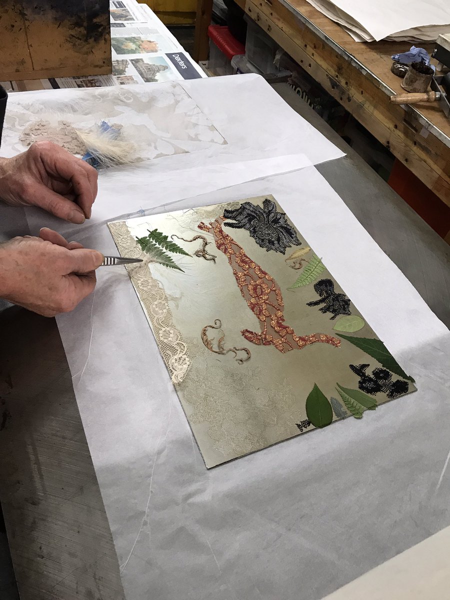 kewartstudio's tweet image. Exciting developments at this evening’s etching class! 
#etching #softground #spitbite #aquatint #spraypaintresist #printmaking #experiment