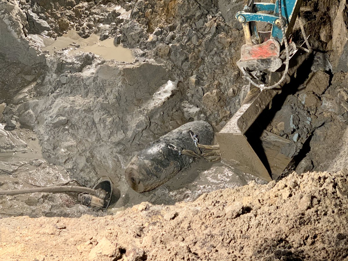 #Hamburg: Die Bombe aus dem Zweiten Weltkrieg in Schnelsen ist entschärft. Großer Dank an die tollen Mitarbeiter des Kampfmittelräumdienste. <a href="/FeuerwehrHH/">FEUERWEHR HAMBURG</a>