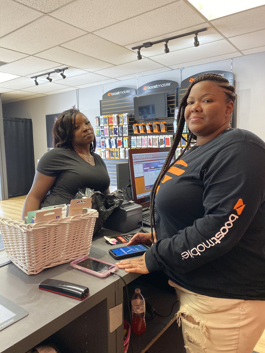 RollNal's tweet photo. First hand witness to the execution and success of “ask and demo.” Jackie at Lulu showing how to increase her SLC!!!  @rayce_the  @mschwager3 https://t.co/Y4YYTjxqgg