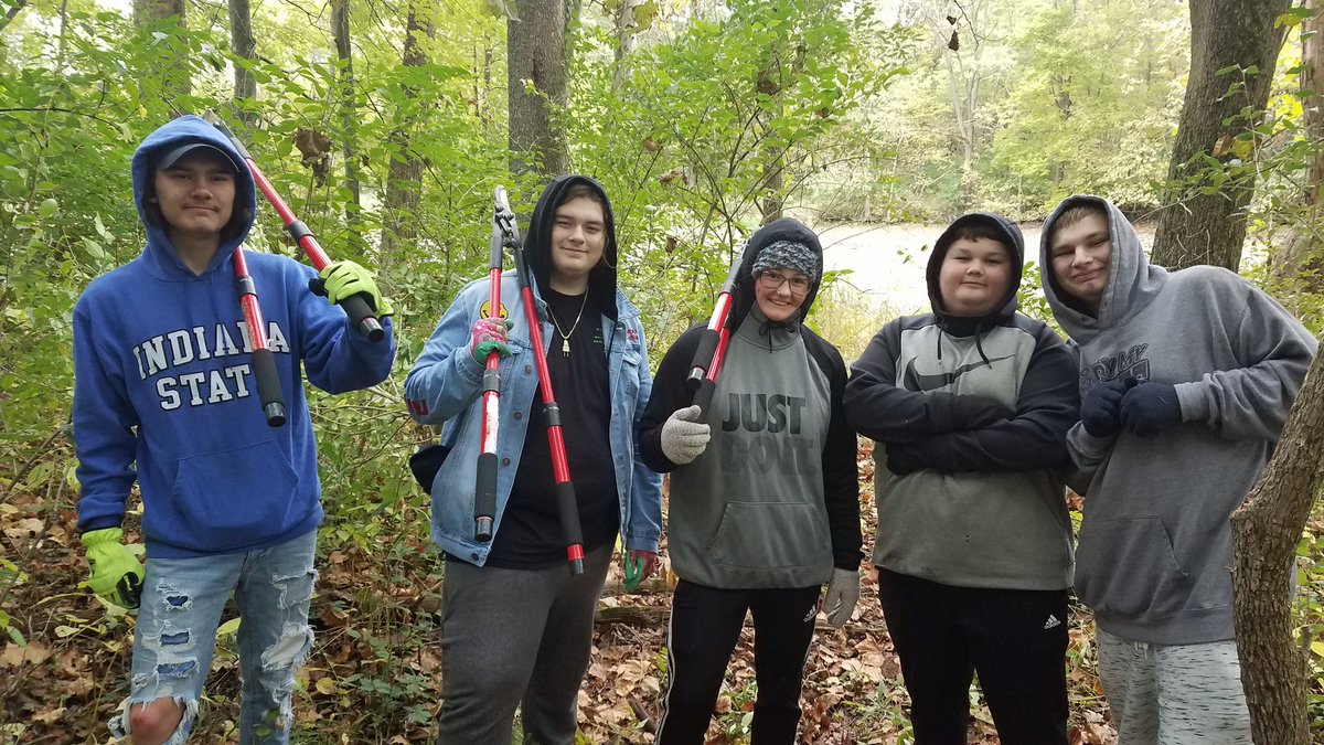 PeruJag's tweet photo. The senior #JagFamily survived the cold and worked hard helping to clear sections of Potawatomi Nature Preserve.  Students developed and teamwork skills, as well as connected with nature during this service learning project. #JAGAdvantage #JAGIndiana https://t.co/X6QHieLVCv