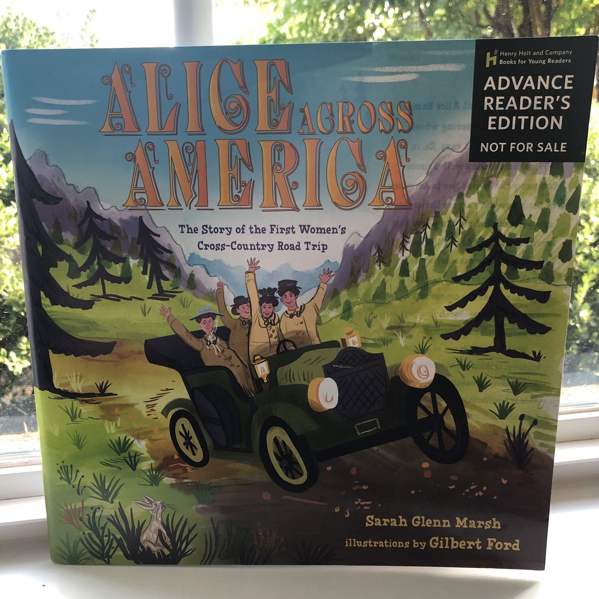 SG_Marsh's tweet photo. Giveaway time!! ARCs have arrived for my book ALICE ACROSS AMERICA and I need someone else to marvel at this beauty with me, so here are some sneak peeks! RT/follow to win this copy; US only on this one. Ends 10/22- good luck! ❤️ https://t.co/Gj9UVoX4mU
