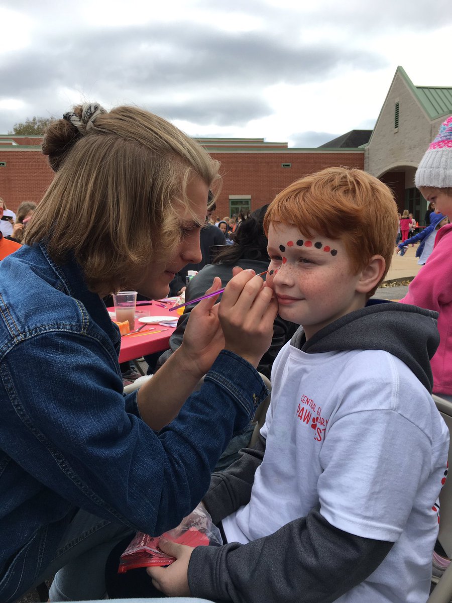 CoachGoddard8's tweet photo. Centrals PawFest, 1 of my favorite days of the year. 

$24,000 raised ✅
Community involvement ✅
HS Stuco Volunteers ✅
100% student participation ✅
Students making memories ✅ https://t.co/2G8xDAWz7I