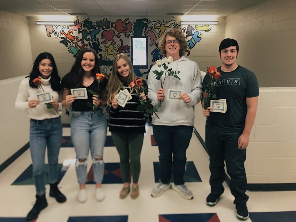 Harding_NHS's tweet photo. Some of our NHS Seniors passing out flowers to the inductees of 2019 National Honor Society! Congrats to everyone who was chosen!๐น #NHSdecision #NHS19 #HHSNHS https://t.co/qzLNX0GKTB