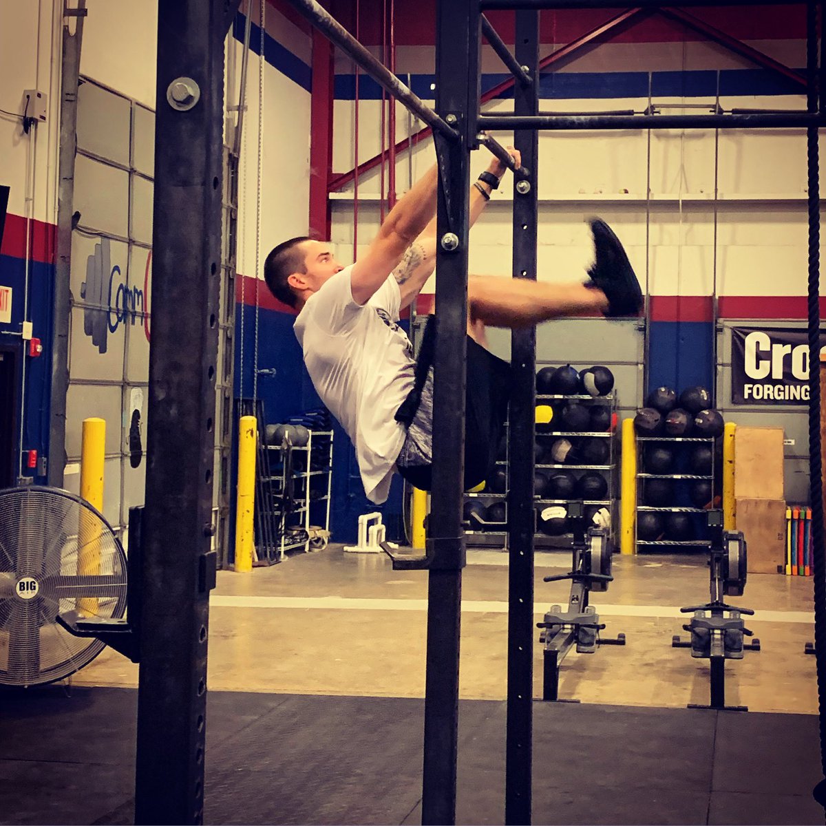 CrossFitUCS's tweet photo. Toes 2 Bar and Thrusters...possibly a little #openprep for the @CrossFitGames https://t.co/DVAx6mlGws