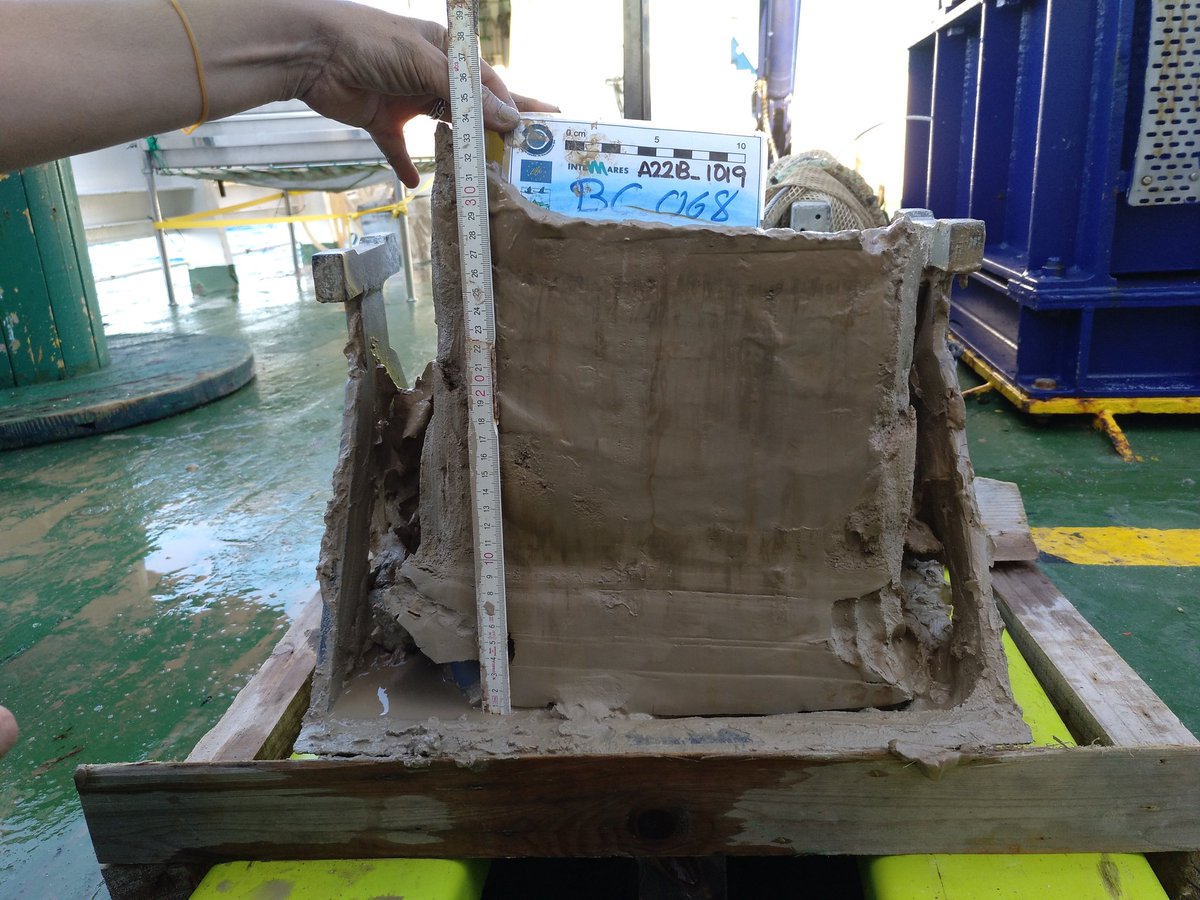 gemar_ieo's tweet photo. Hoy hemos pasado todo el día de muestreando con la #boxcorer los nuevos pockmarks que hemos identificado al sur del monte #AusiasMarch ⛰️🌊, una conocida zona de caladero de gamba roja 🦐, donde también hay mucha geología que estudiar 😍
#INTEMARES1019 https://t.co/RsQ71IjxW0