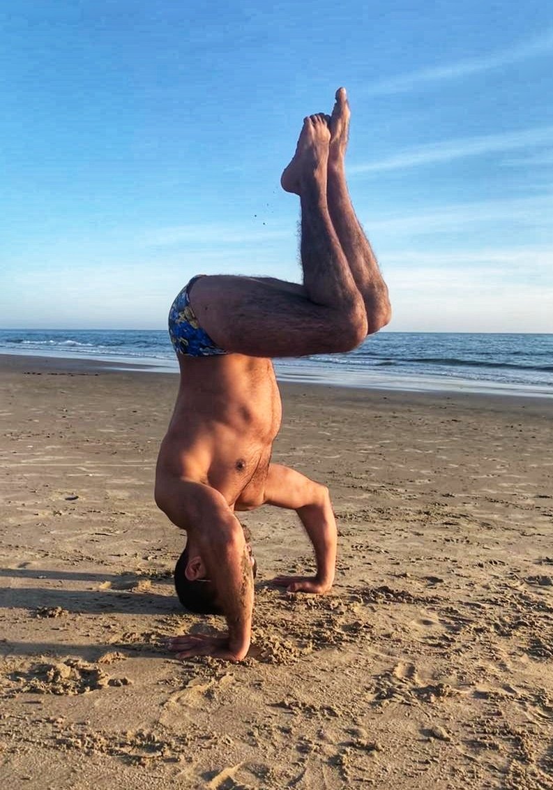 GiuliTuritich's tweet photo. El agua estaba muy fría, así que lo mejor fue hacer un poco de yoga!!🤷🏻‍♂️😎🤸🏻‍♂️
.
.
.
.
Ph: @cecivalenzuela_6 📸
.
.
.
.
.
#yoga #beach #statebeach #carpinteria #california #usa #unitedstates #globetrotter #traveltheworld #travelphotography #triplover #trip https://t.co/An5dUNi4xu