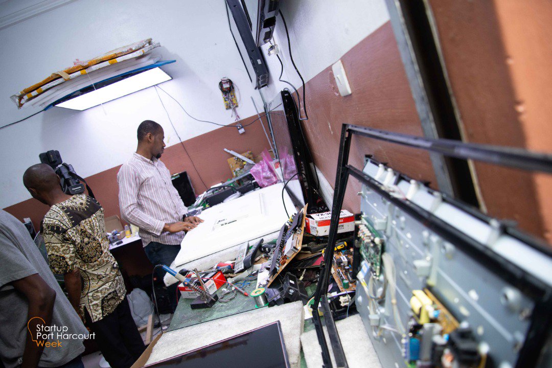 startupphweek's tweet photo. Second day of our Pre-Conference Innovation Tour and we visited Fix Gadget at  88/89 Fesmals place, Peter Odili Rd, Port Harcourt. The Tour is to celebrate spaces that add value to Port Harcourt's digital and creative economy. 

#Oil2Tech #TheFutureIsTech #StartupPortHarcourt https://t.co/zdtCrLE5yT