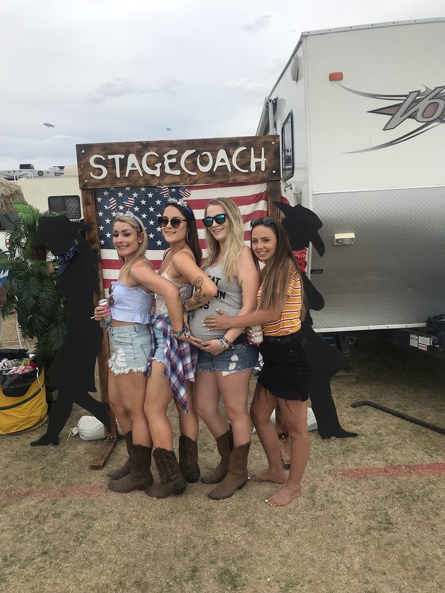 KaylaCrafton_'s tweet photo. Excited for round 3 with these girls #stagecoach2020 @amy_rodriguezzz https://t.co/qigfdNDnFa