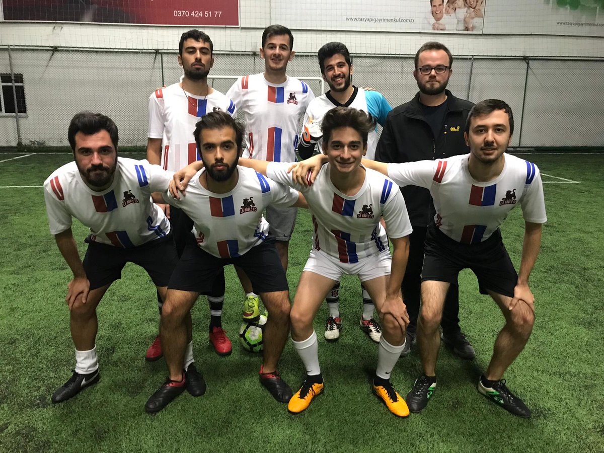 Teknik direktörümüz başkanımız imparator başkomutan Gazi @mirsadtuz hocamız ile çıktığımız ilk maçtan muhteşem bir galibiyet ile ayrıldık 
SKOR !! 17-4