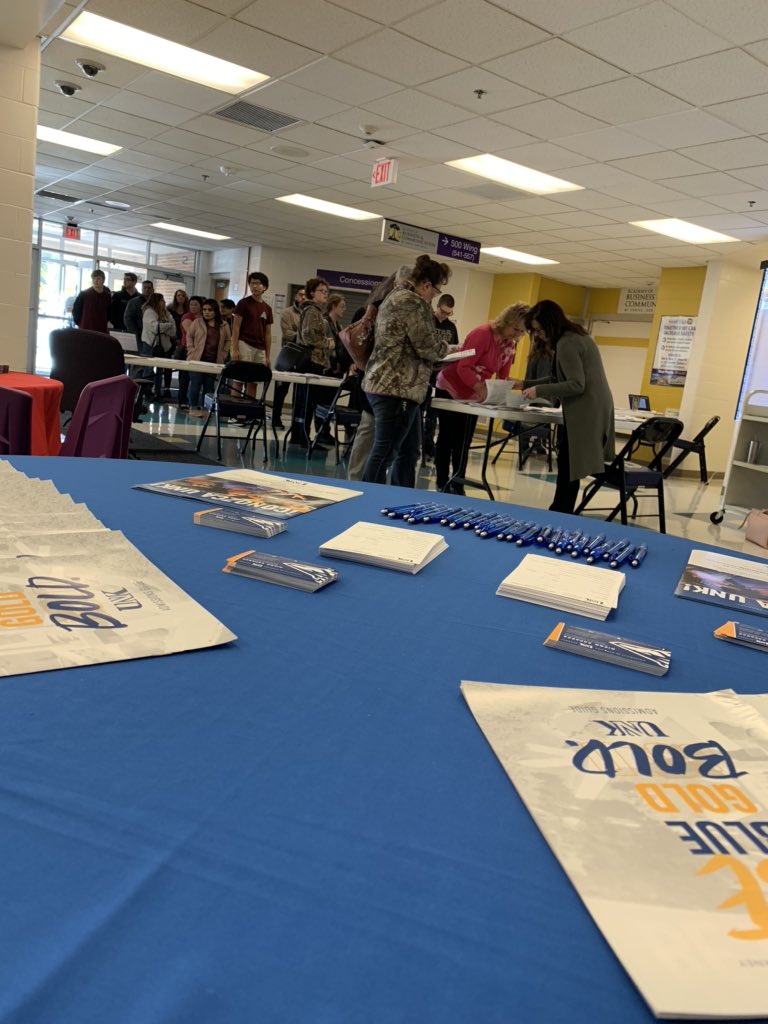 diegoe_unk's tweet photo. Don’t forget to stop by at @GIPublicSchools parent teacher conferences if you have any questions about UNK or college in general! Por favor lleguen después de sus conferencias si tienen preguntas sobre UNK! #bebold https://t.co/CyWi1SSy3y