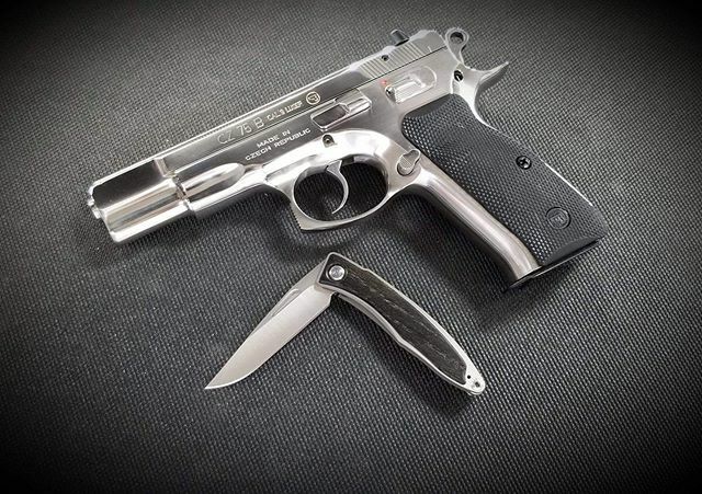 MartinsCFcom's tweet photo. @czusafirearms 75B High Polished Stainless @chrisreeveknives Mnandi. #edc #9mm #guns #knives #knivesofig #classy https://t.co/ZSjaWp7JWy