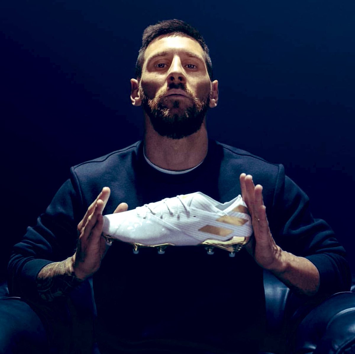 RadioFCB's tweet photo. El regalo de Adidas a Messi en honor a sus 15 años de excelencia. #Messi15 https://t.co/15mCYpJqkY