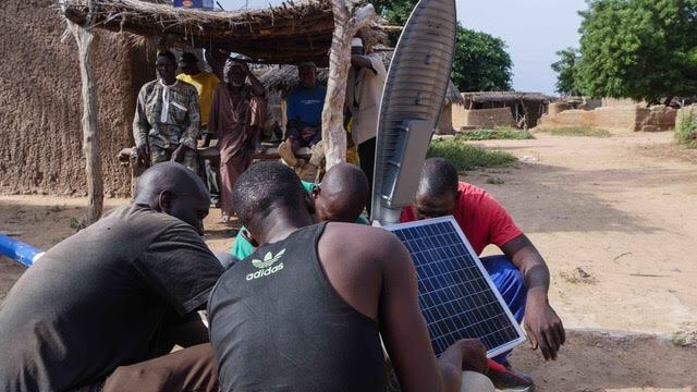 Mfolkecenter's tweet photo. Deux villages de la commune de Kolokani, Tongoye et Tiembougou, ont reçu les installations solaires la semaine dernière. Cette activité est le fruit de la coopération entre #MFCNyetaa, #DanskeCommodities et #DanishFolkecenter.
#renewables https://t.co/Uh4bFqcO0n