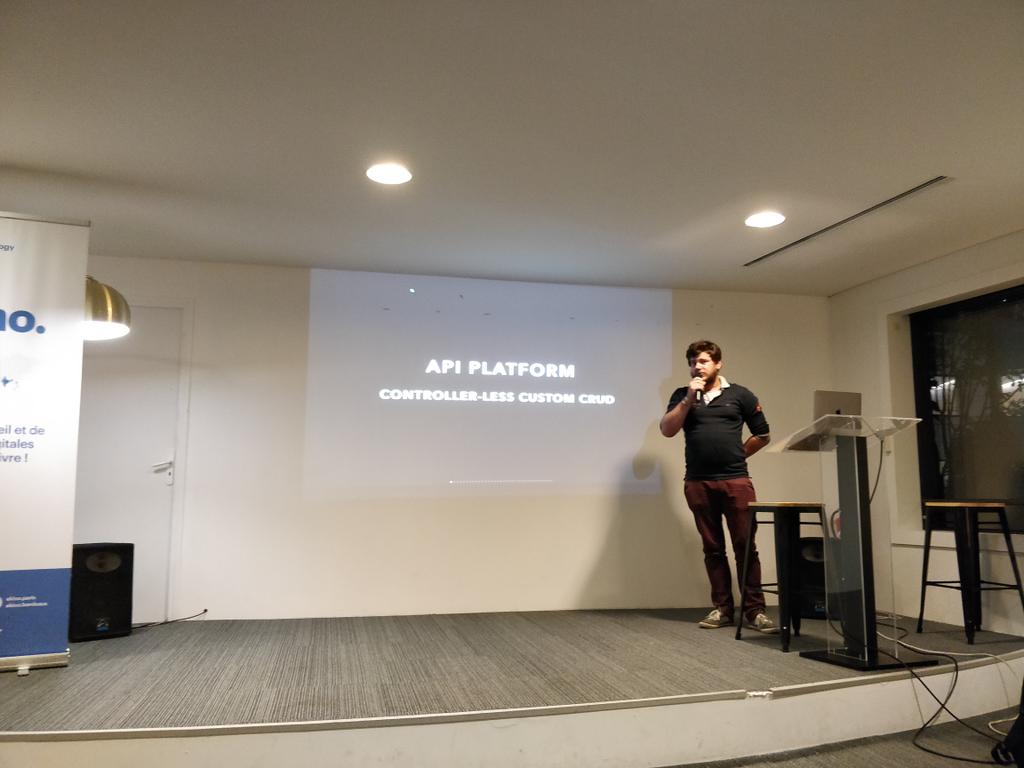 assoafsy's tweet image. On commence ce #SfPot avec Frédéric Barthelet qui nous explique comment ne plus utiliser de contrôleur avec #ApiPlatform chez @ekino_France 💡