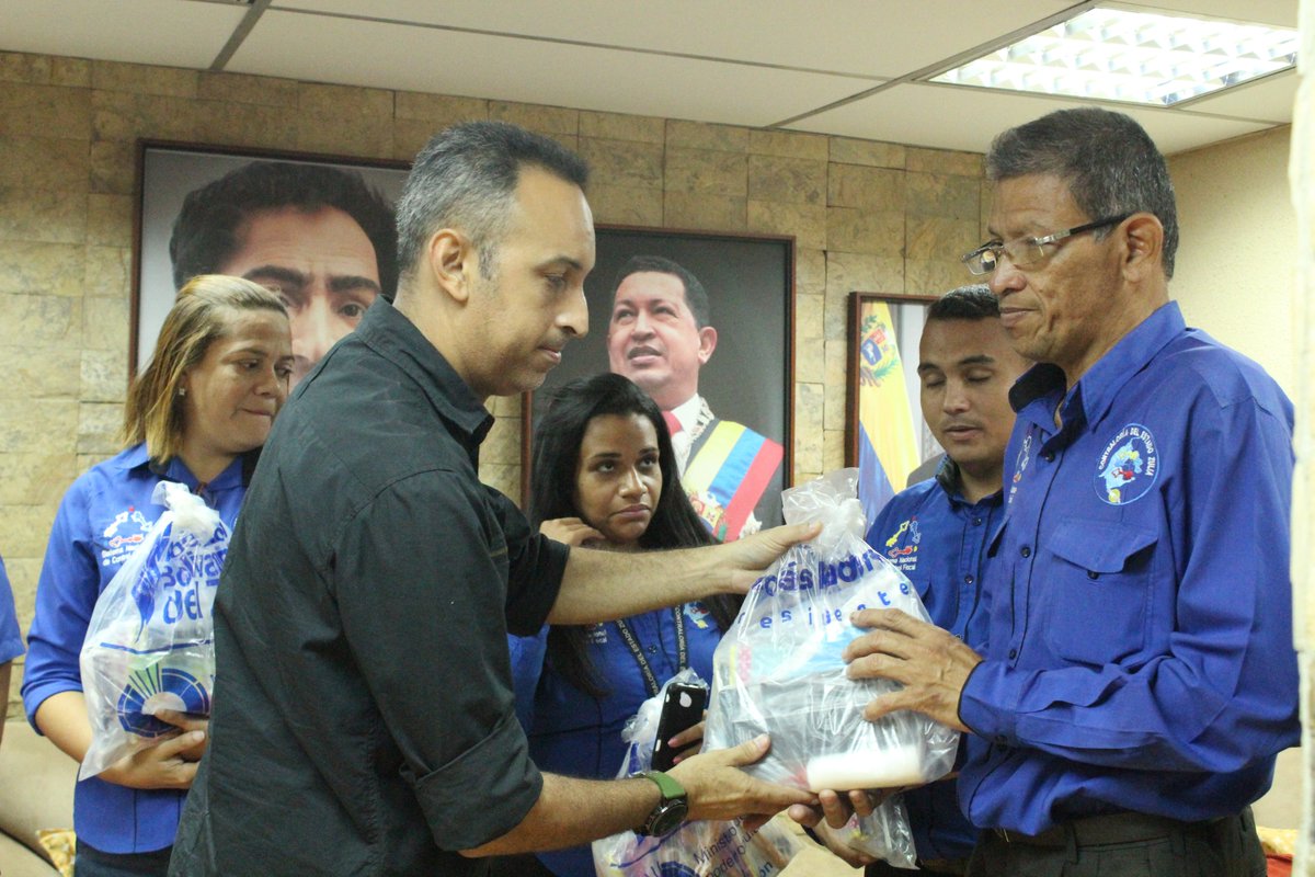 CEZulia01's tweet photo. El Contralor General del Estado Zulia @jeffryleal a través de la Gobernación Bolivariana del Estado Zulia @omarprietogob, hizo entrega de kit escolares a las funcionarias y funciones que laboran en este Órgano de Control Fiscal. @cgrvenezuela #SNCF #CGEZ #Contralorías #Zulia https://t.co/QYn8xJu5Qj