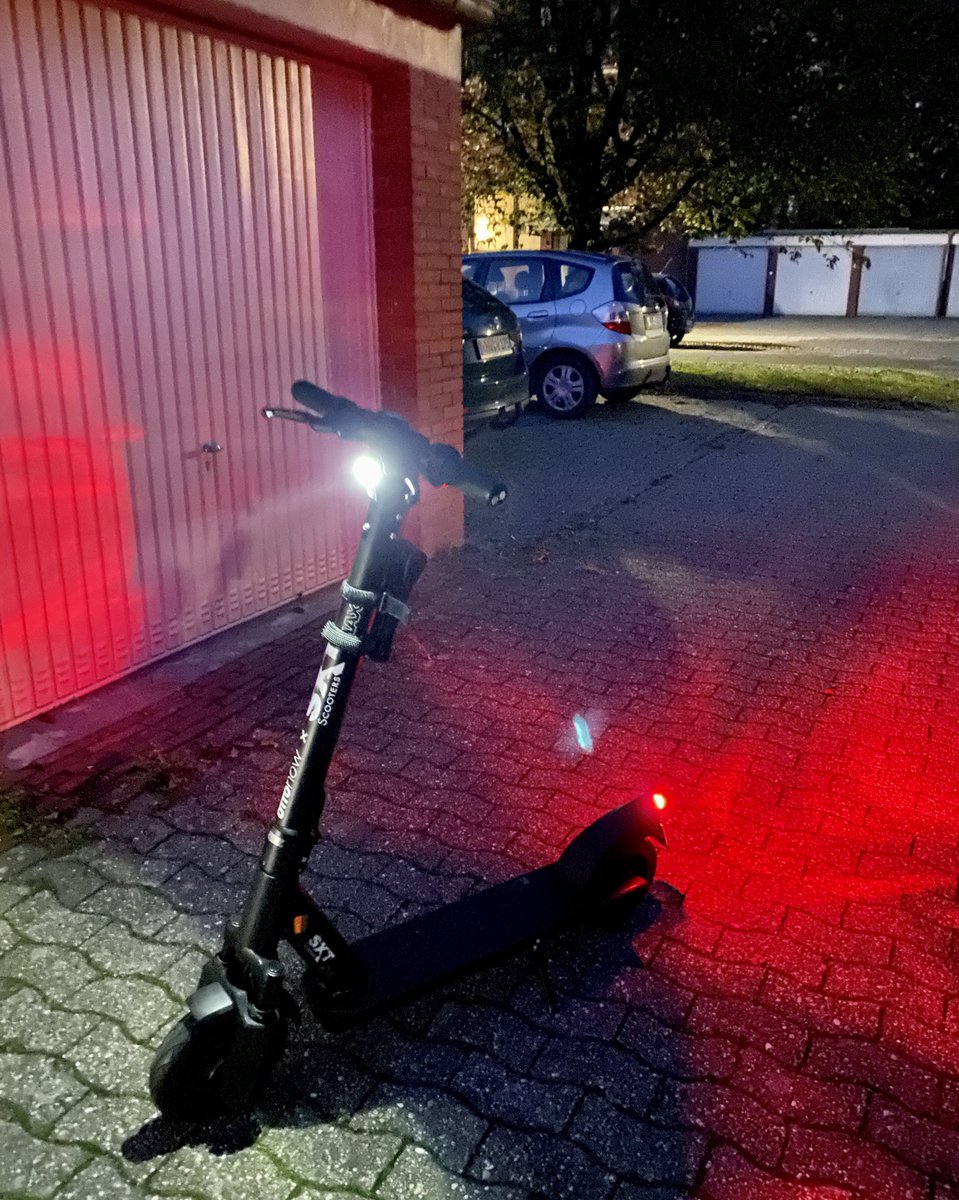 Noch eine kleine abendliche Runde vor dem Apfelfunk. Lichttest auf alle Fälle bestanden. 😀🛴 #ottonow #sxt