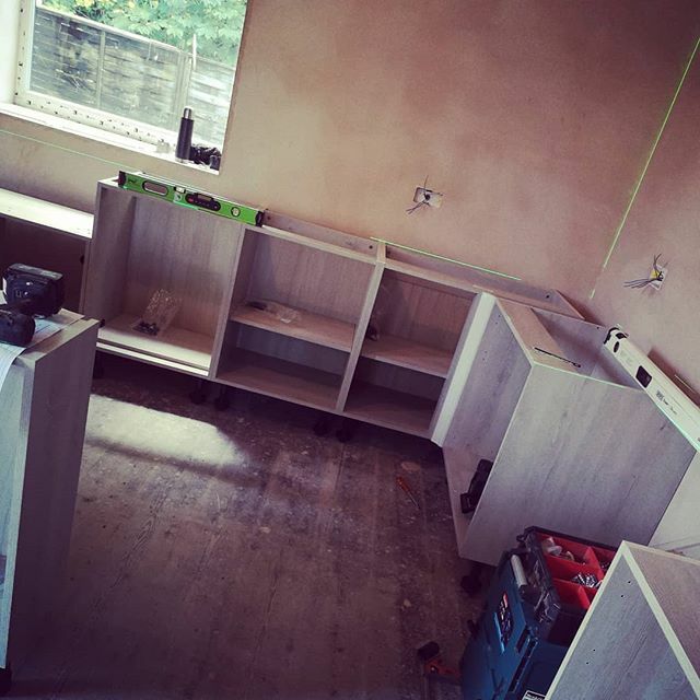 beneaththebark's tweet photo. Start of a mahoosive kitchen fit this week, using my new @imexlasersuk green laser to get my lines spot on. #kitchen #kitchenfitter #kitchendesign #howdens https://t.co/Uj52fniOgy https://t.co/xBSAEBtTBh