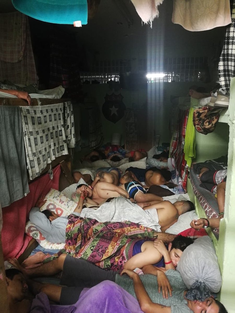 luiscascante's tweet photo. Ayer ordenaron que no ingresen más presos a la cárcel de San Sebastián. La gente quiere penas más duras y que estén en condiciones infrahumanas. Me avisan cómo les va cuando esta gente cumpla condena y salga a la calle. El efecto bumerán de las políticas de venganza. https://t.co/C5EJ5k5msw
