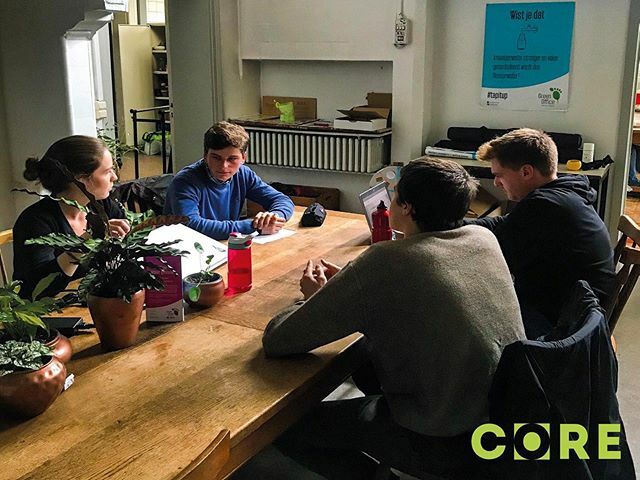 ThinkCORE_cv's tweet photo. Vandaag volgden twee eerstejaars studenten onze projectingenieurs Jef & Eva.
Ze woonden enkele vergadering bij en bedachten concepten voor onze SMERGY-fietsen!
•
•
•
•
•
#thinkcore #core #campusgroept #dagmeteeningenieur #smergy #kuleuven #engineering https://t.co/AhGyCHwuyx https://t.co/Jxljl7CPHI