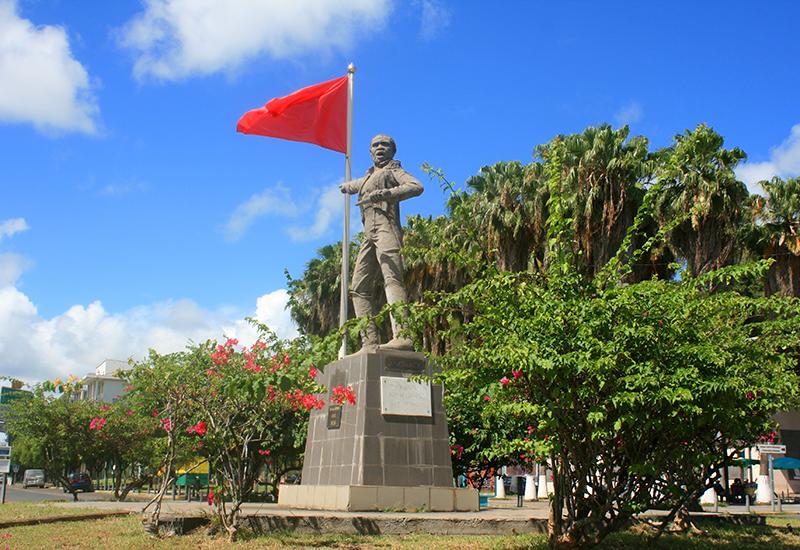 Notre seul trace historique de semblant de drapeau en Guadeloupe cest celui de notre héros Joseph Ignace qui déchira le bleu blanc rouge pour ne garder que le rouge du sang des siens face au français voulant rétablir l'esclavage