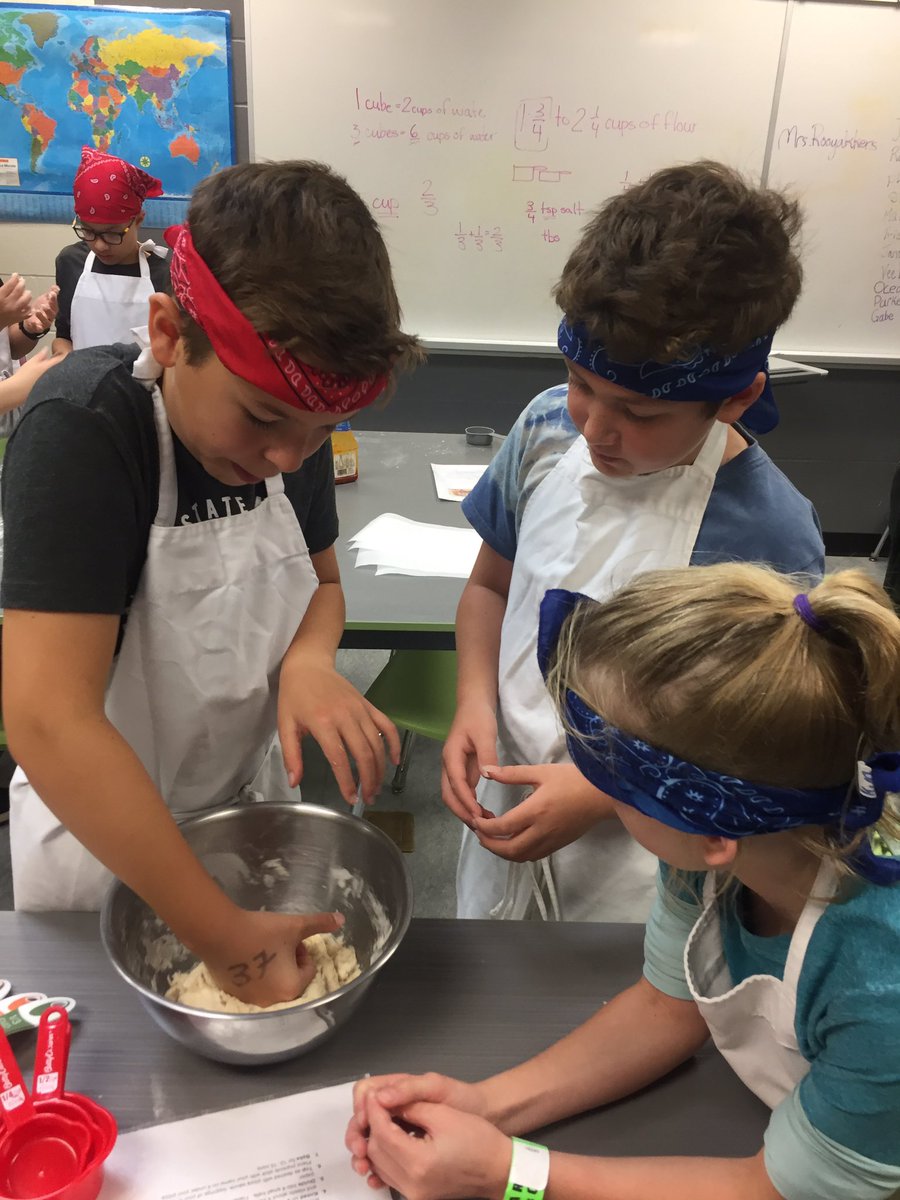 MsKhasClass's tweet photo. Pizza making at Tech during day 2 of our culinary week @MollyBrant_LDSB. We have some future chefs @WinstonPSLDSB ! The Gr. 6’s even made salad and bruschetta! #yum #culinarycuisine #delicious #healthytoo #dishwashingfun https://t.co/XykO6GYJvH