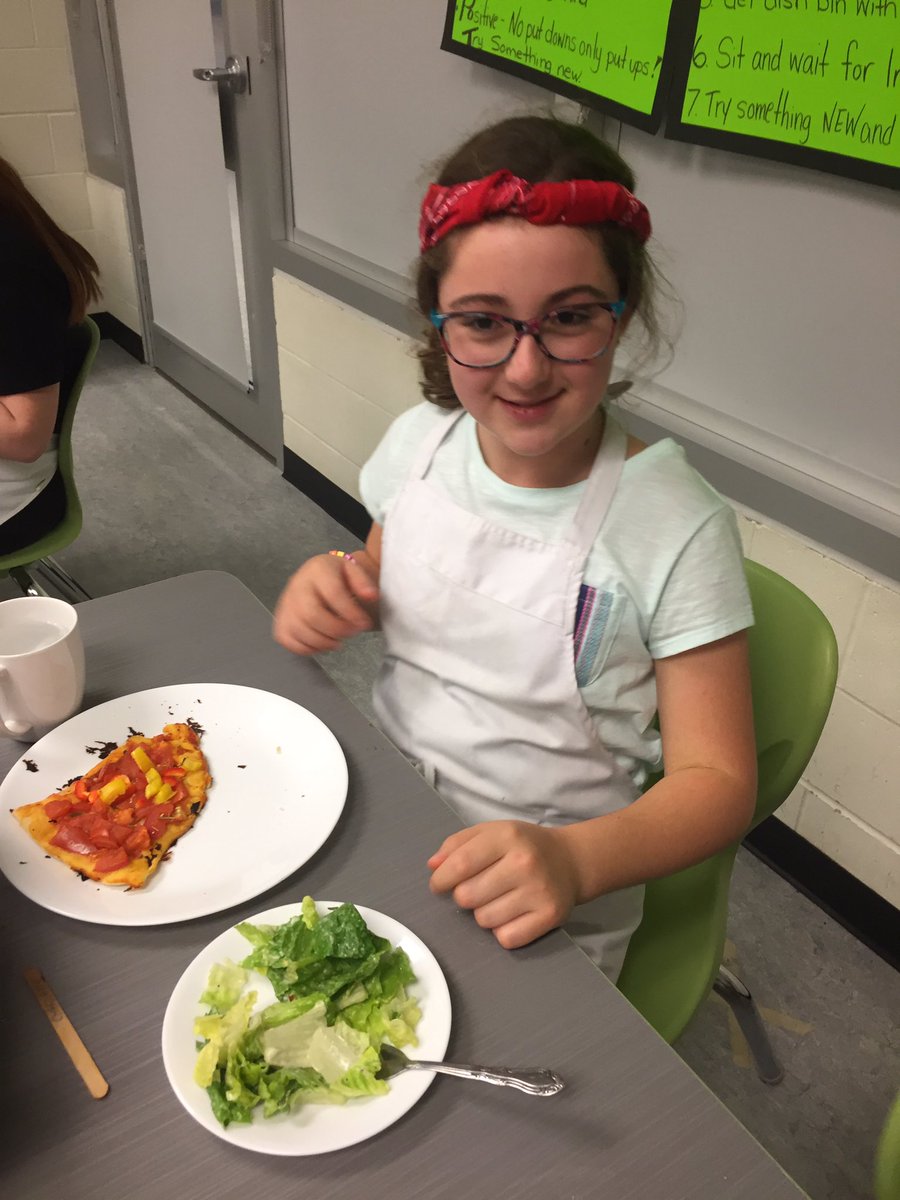 MsKhasClass's tweet photo. Pizza making at Tech during day 2 of our culinary week @MollyBrant_LDSB. We have some future chefs @WinstonPSLDSB ! The Gr. 6’s even made salad and bruschetta! #yum #culinarycuisine #delicious #healthytoo #dishwashingfun https://t.co/XykO6GYJvH