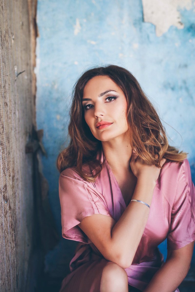 into_opera's tweet photo. “I began as a pianist, but spent much of my youth obsessed with the theatre. I came to opera quite late, receiving my first singing lesson whilst at university. I’ve been hooked ever since!” Meet @Anna_Patalong on Sunday @Assembly_House #OperaUnwrapped https://t.co/HjNuimfa8U https://t.co/Lmp1sljXnB