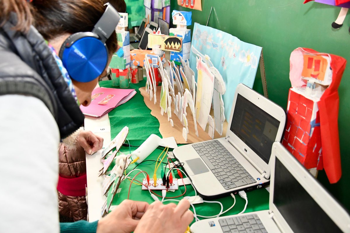facumlopez's tweet photo. Hablar de #Robótica, #Tecnología y #Tics es hablar de verdaderas oportunidades para el futuro de cada uno de los chicos. Este año, más de 40 instituciones participaron de la 2° Muestra Anual de tecnología educativa y robótica exponiendo los proyectos que trabajaron durante el año https://t.co/wxXp5F7BTr