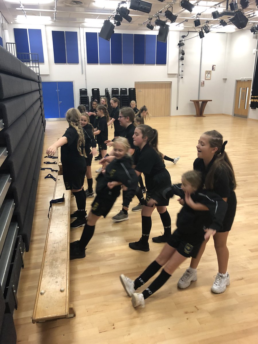 HolyFamily_PE's tweet photo. We had a fab lesson with yr7 girls today. We worked on leadership and teamwork! The girls were amazing and demonstrated some excellent qualities!! MrA!! #leadership #trustfalls #humanknots #teamyr7 (1/2) https://t.co/x7aAMVWt7f