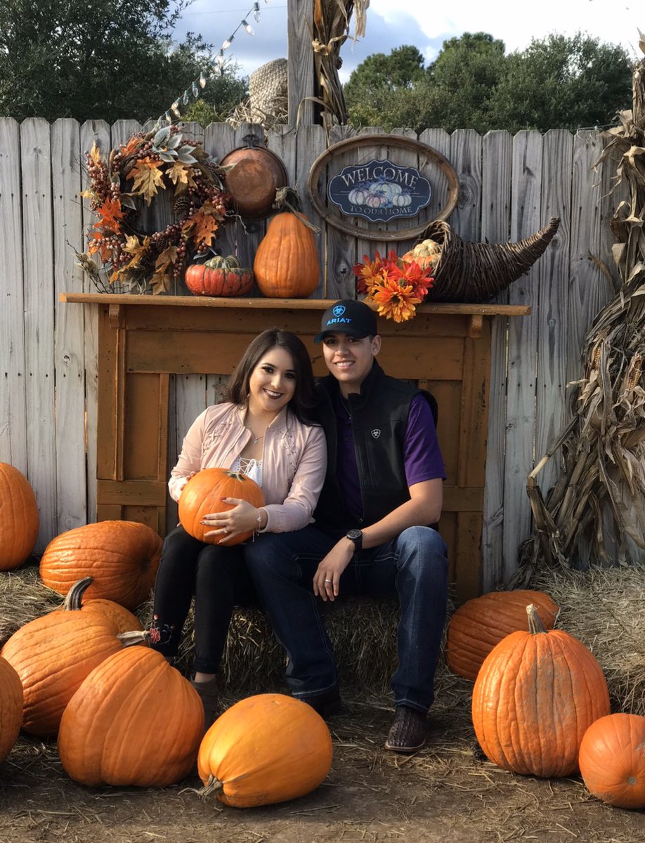 Lorena_Guardado's tweet photo. My date to the pumpkin patch 3 years in a row 🎃❤️ https://t.co/NhG76u8qjg