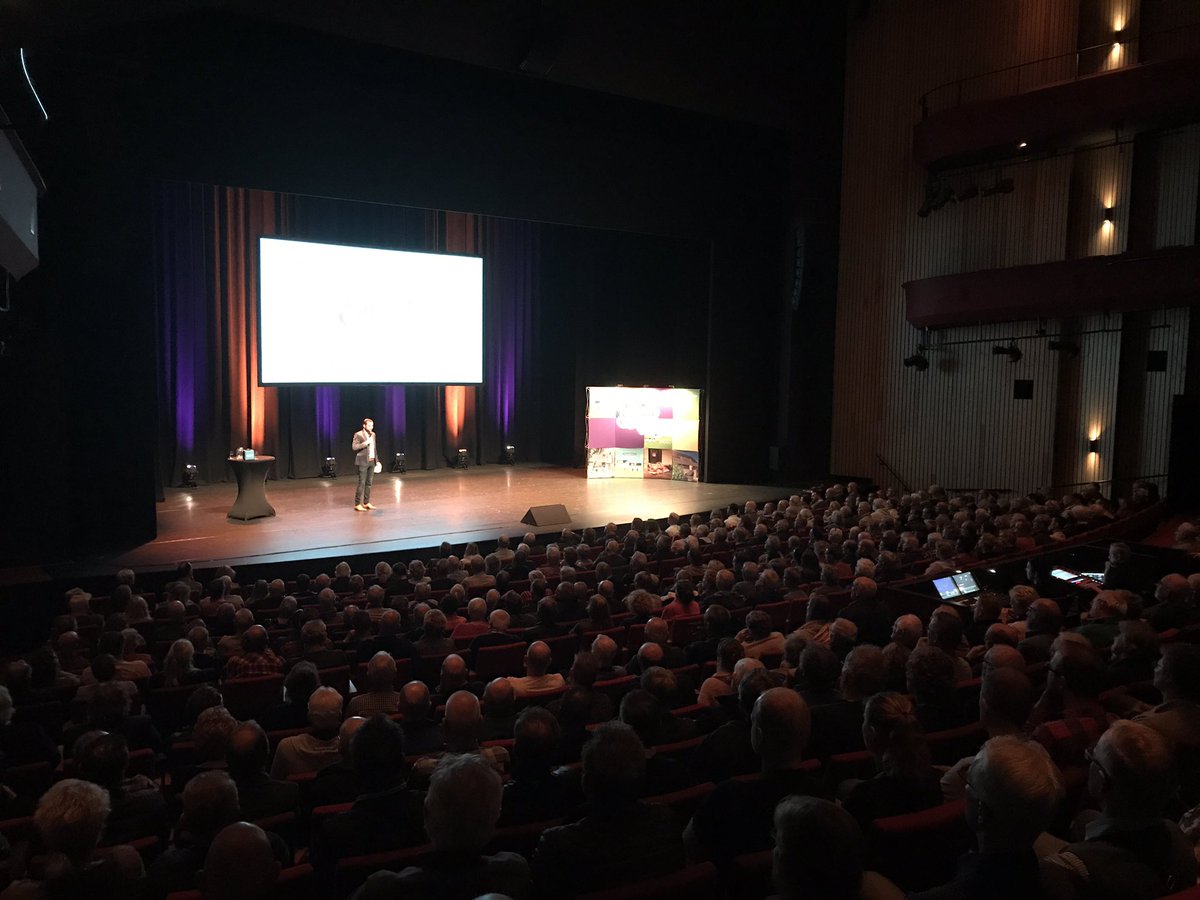 Fantastisch!! Emmen wil massaal verduurzamen! Gezamenlijke inkoopactie zonnepanelen trekt volle zaal in het Atlas theater. #emmengeeftenergie #winstuitjewoning #zelfopwekken
