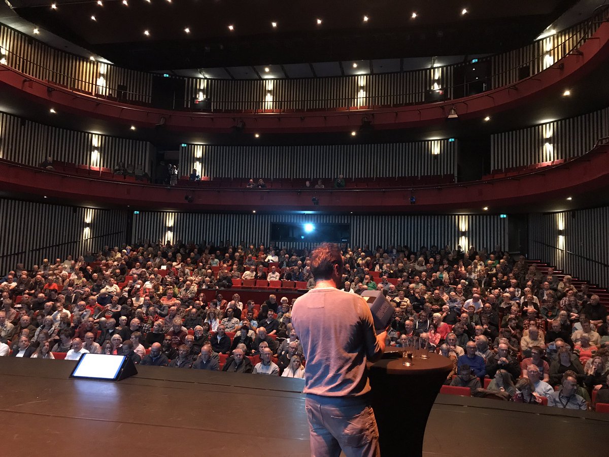 ChristaVedelaar's tweet photo. Fantastisch!! Emmen wil massaal verduurzamen! Gezamenlijke inkoopactie zonnepanelen trekt volle zaal in het Atlas theater. #emmengeeftenergie #winstuitjewoning #zelfopwekken https://t.co/6I0sRqcPQ4