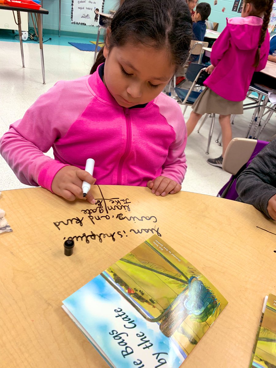125ccardenas's tweet image. Writing on my teacher table made their day😁.  #guidedreading #cursivepractice @LISDSanchezOcho