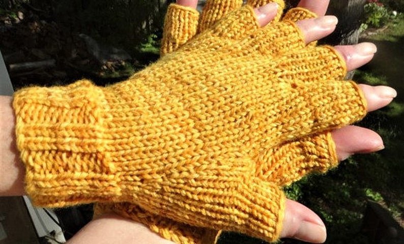 Such a gorgeous yellow gold fiber!  Ladies' half finger gloves: etsy.com/listing/527667… #handmade #handknit #knitting #etsy #etsyshop #SmallBusinesses
