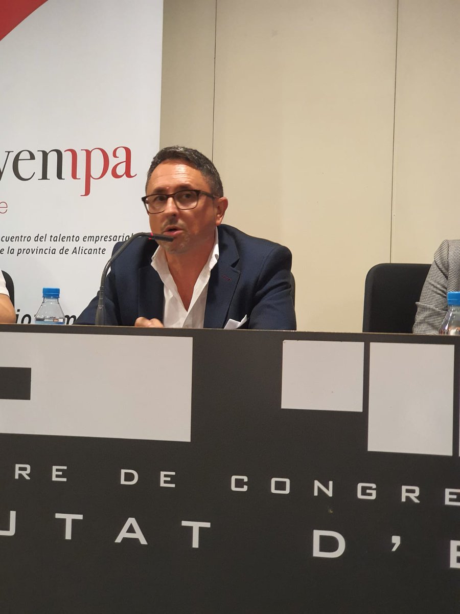 rafjuan's tweet photo. Mesa redonda en #liderdetalento de @Brandty_Es y @Jovempa con @vballesterb , @GuzmanMtnez , @Cristinamulero , @SumaAlicante , @CLAVEi , @GrupoMarjal . "La transparencia es un principio clave. El desafío está en pérdida de talento. Más que conquistar hemos de aprender a seducir". https://t.co/FhYzxvmr9K
