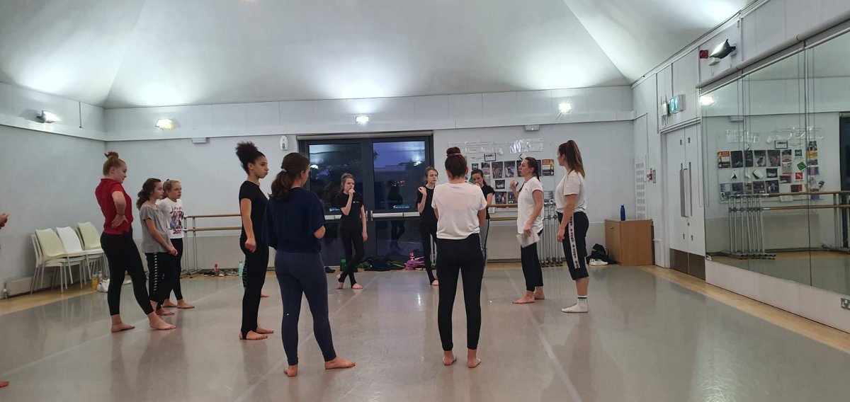 2 of our fantastic dancers <a href="/SashaaValliss/">Sasha</a> &amp; <a href="/akinchindance/">Ashleigh Kinchin Dance</a> are teaching @ThePointDance PYDC groups tonight... and loving it! 2 groups finished, now for the third. 😊
#teaching #youthdance #emergingartists #Gradlab #creative #rep #class
