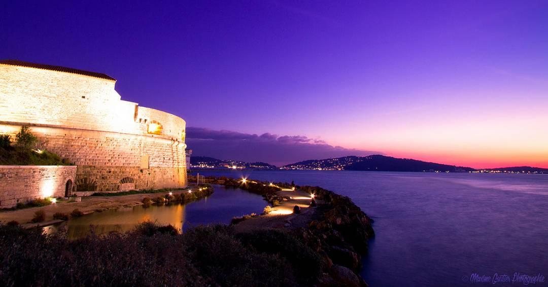 #Quizz On me prénommait la Grosse tour 
Je suis une tour à canons édifiée à #Toulon
à la pointe de Pipady, au début du quinzième siècle (1514) à l'initiative de Louis XII, afin de protéger la rade des intrusions ennemies.
🧐Qui suis-je ?