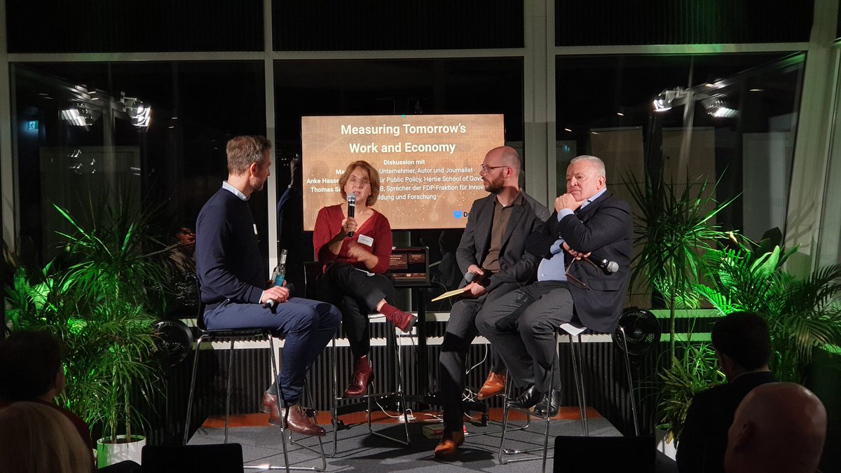DPZ_Berlin's tweet photo. #NewWork bedeutet für @AnkeHassel Innovation durch Interaktion: ständiger Austausch und Anregungen, um kollaborativ neue Ideen zu generieren. Remote-work ist für sie innovationshemmend.
Studie zu #FutureofWork & #TomorrowsWork hier lesen:
https://t.co/3uAnscXkI1 https://t.co/HFV78RGR3Y