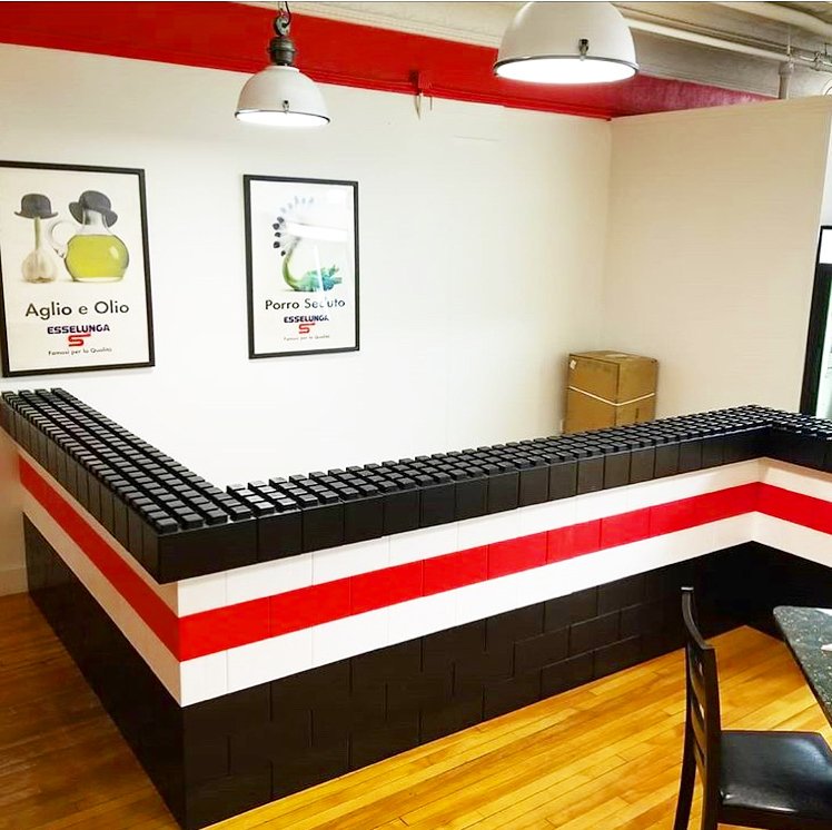 EverBlock's tweet photo. #Design portable & #reusable beverage #bars, counters, displays & standing tables using #EverBlock's jumbo building #blocks. This beautiful center bar was installed at an #ItalianMarket!
#italianstore #portablebar #modularbar #uniquebar #eventbar #eventdesign #italianfood https://t.co/XQVXoK2EUr