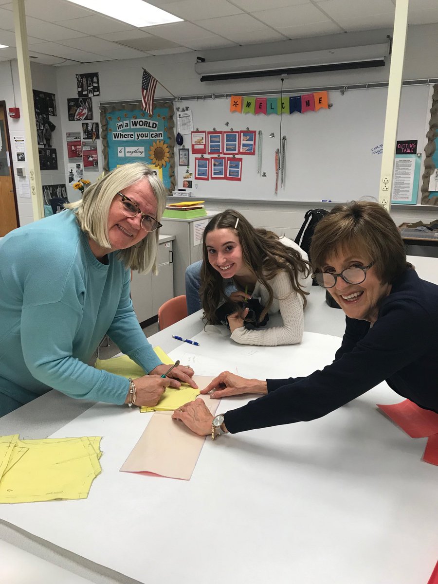 dlezdanowicz's tweet image. Feeling fully supported! 😊When your expert friends come into school to help an independent study student w/i 12 hrs of asking!! ✂️👗❤️#fashiondesign #FCS #mashteach #masdproud