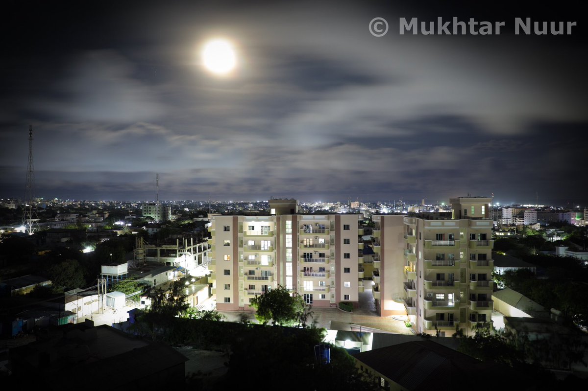 MukhtarNuur's tweet photo. BREAKING: 

I just took this photo! 👀 #Mogadishu #Somalia #fullmoon https://t.co/B8RfEl3tig