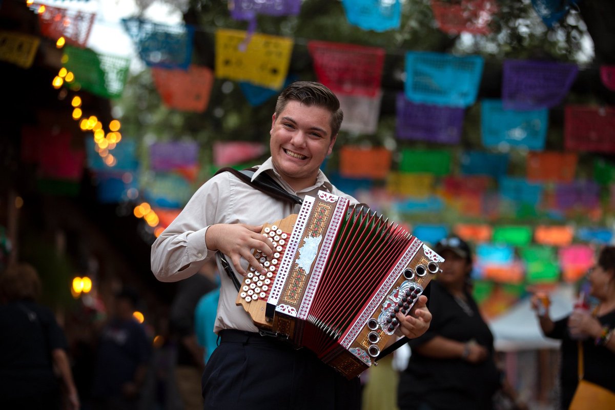 Enjoy traditional German polkas featuring Devin Brandalick tonight at Oktubrefest Loteria from 6:00 pm - 8:00 pm!  Oktubrefest specialty craft beer available for purchase only for a limited time.
Apple Pie Cocktail, tonight only at Loteria!