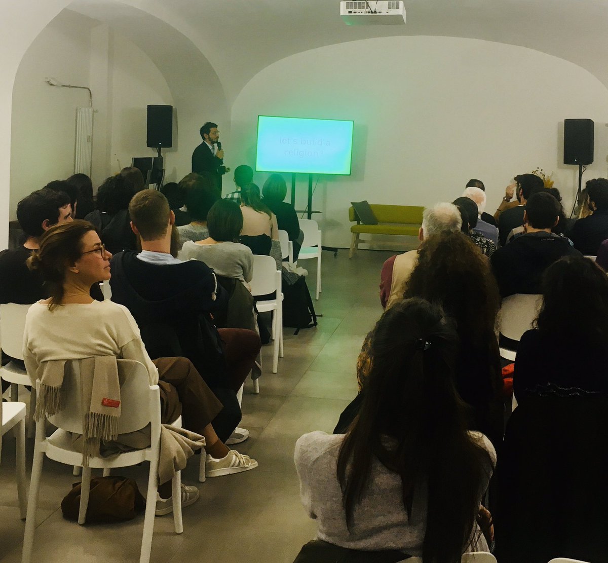 Sala piena questa sera per i #mercoledìdeldesign: oggi @totididio di @wepushsocial ( un #laboratorio di #design per l’ #innovazione #sociale ) ci racconta come #trasformare il tessuto #urbano con #progetti come #MUV #Palermo #Europa in 🗓#TOcityofdesign @twitorino #Torino