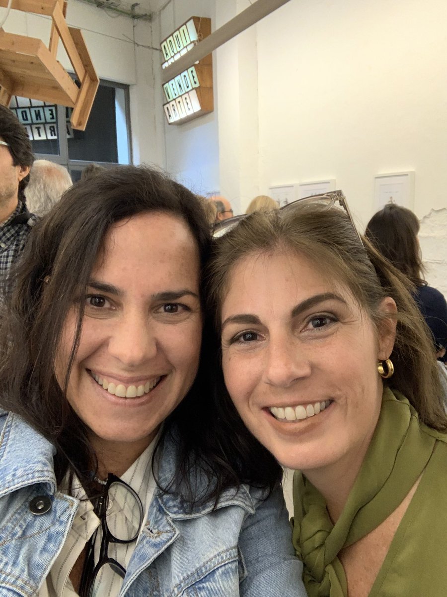 Flowercitas's tweet photo. Que buen plan haber pasado por donde los amigos de @LAPLATAFORMABCN y encontrarme con mucha gente y amigos. Gracias, @raymacaricatura y Trina de @imagoisonaction 💙 ¡que sigan los éxitos! Estuvo espectacular #YoInmigrante https://t.co/6iuYL7sK6J