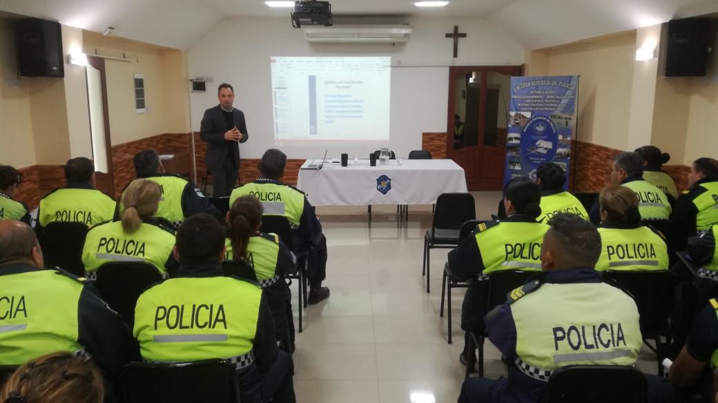 direccion_cdg's tweet photo. HOY-Se realizó la capacitación destinada a Suboficiales Superiores y Subalternos de Unidades Regionales,dictado por profesionales del @inadi y la participación de Moises Balderrama,representante del INAI. @MinSegTuc @ClaudioAMaley @JuanManzurOK @RamiroGranado 
#Pluralismocultural https://t.co/1p6gOvLq2C