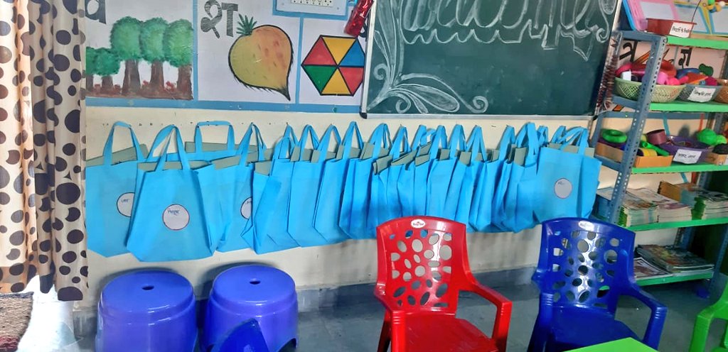 ecce_saurabh's tweet photo. ये सिर्फ आंगनवाड़ी नही,कर्तव्यभूमि है हम #ecce_समन्वयकों की..और इसको भव्य स्वरूप देने में कतई कसर नही छोड़ते हमारे समन्वयक साथी।
आखिर #चाइल्ड_फ्रेंडली_वातावरण होगा तभी तो बच्चे आंगनवाड़ीकेंद्रों के प्रति आकर्षित होंगे #ecce_coordinatorsMP 

@OfficeOfKNath @SyedZps @ImartiDeviINC https://t.co/jTIZ72Gg9U